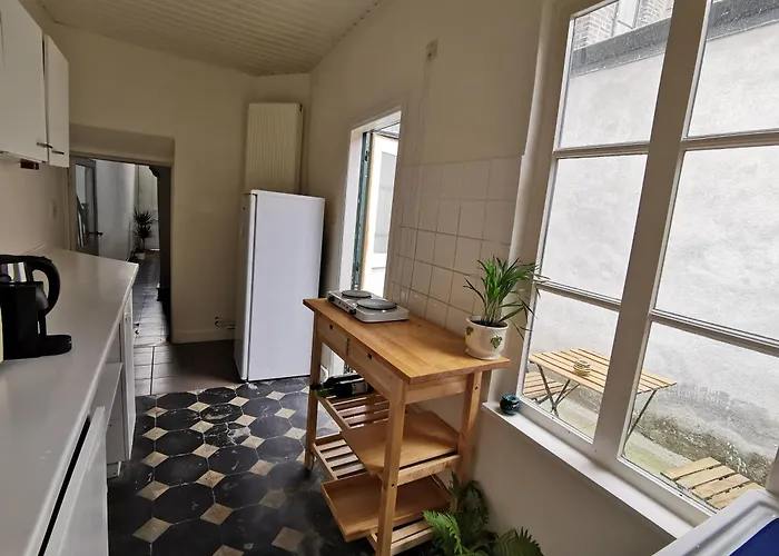 Spacious In Centre Проживання в сім'ї *